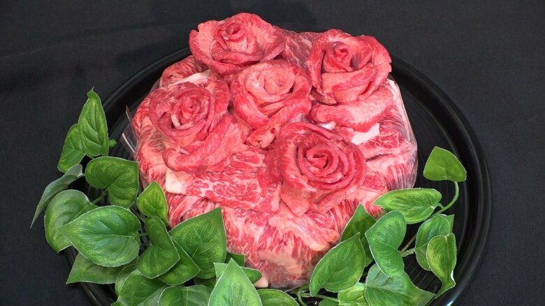 牛肉をバラの形に…お値段1万円超「飛騨牛スペシャルセレブ肉ケーキ」とは　精肉店が誕生日祝い向けに考案