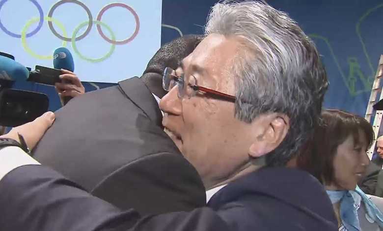 2020年東京オリンピックが決定した瞬間関係者と抱き合って喜ぶ竹田会長