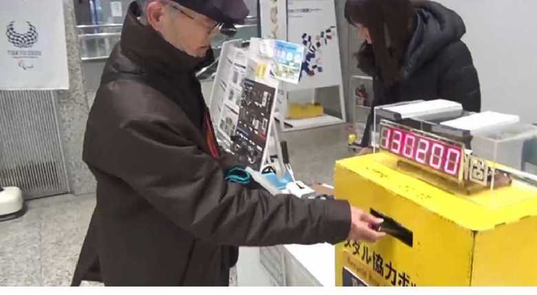 都庁のボックスに携帯電話を入れる伊藤信行さん 2019年1月