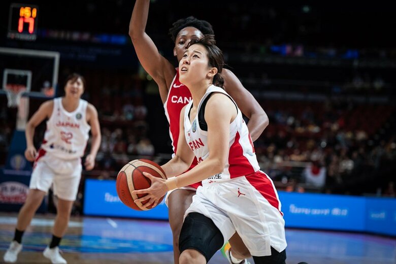 最後まで諦めずにリングへ向かった山本麻衣選手(C))FIBA