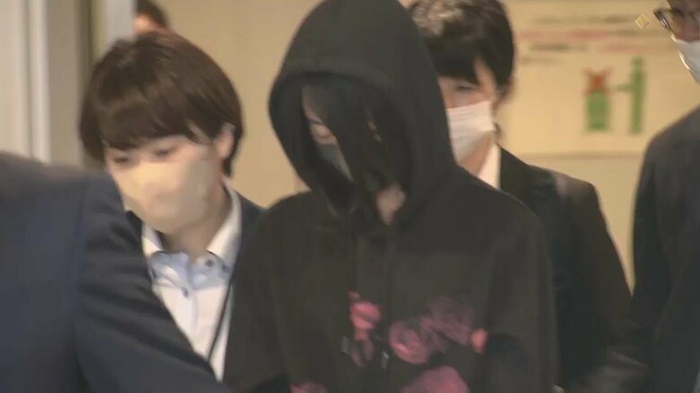 成田空港に到着した寺島春奈容疑者(28)
