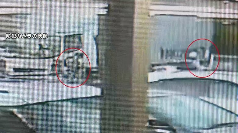 男2人組と、話しかける1人の警察官。画面右側に向かって歩いて行く