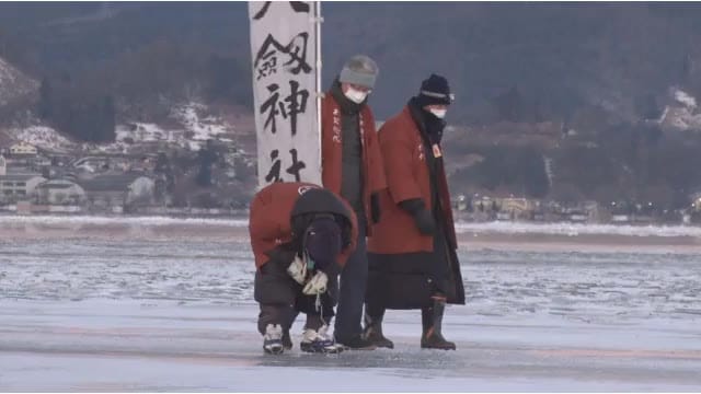 御神渡りはいつ？　諏訪湖の氷の厚さが今季初の10センチに 　