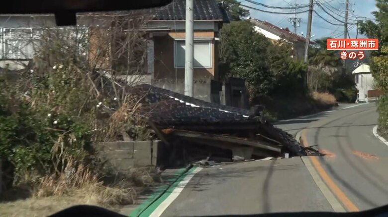 道をふさぐように倒れ込んだ家屋