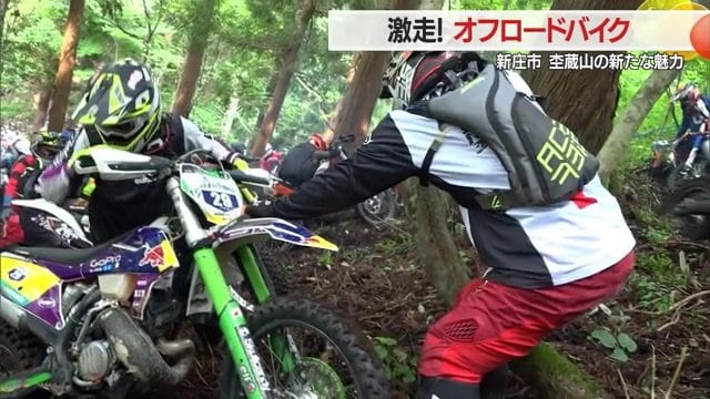 協力してバイクを引っ張り上げる場面も
