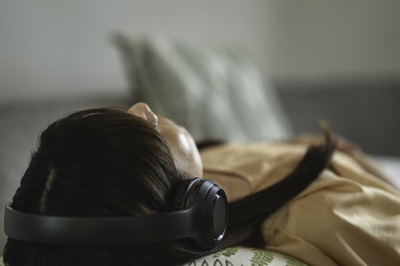 懐かしい曲は気持ちを温かくする（画像：イメージ）