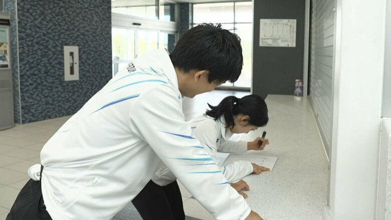 2024-25シーズン前に2人が色紙に書いたのは「ケガをしない」