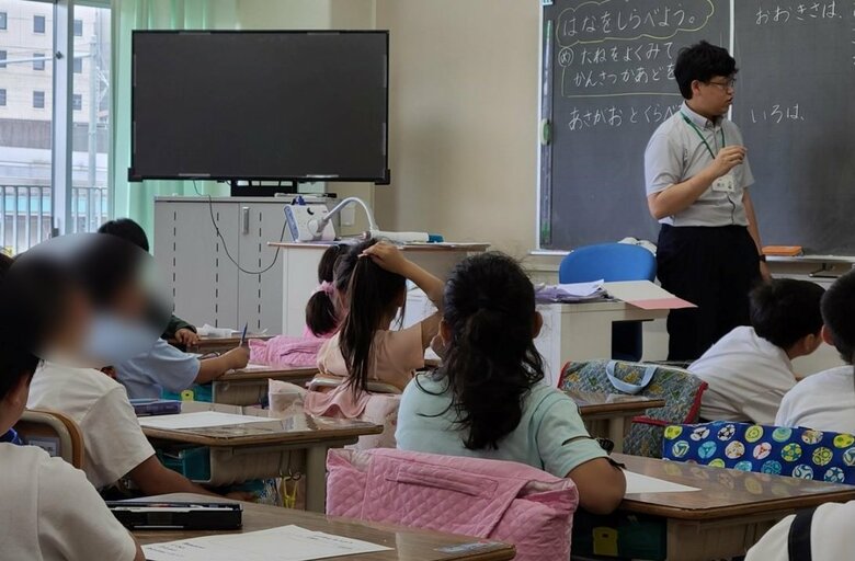 低学年の教室はマスクをしていない児童が多く…