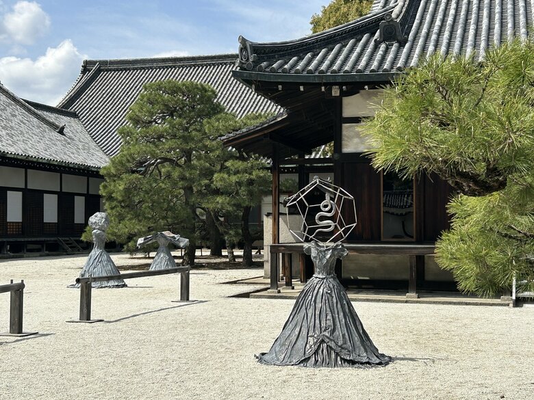 庭にもドレスの作品が