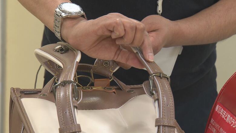 肩ベルトの穴の位置が重要