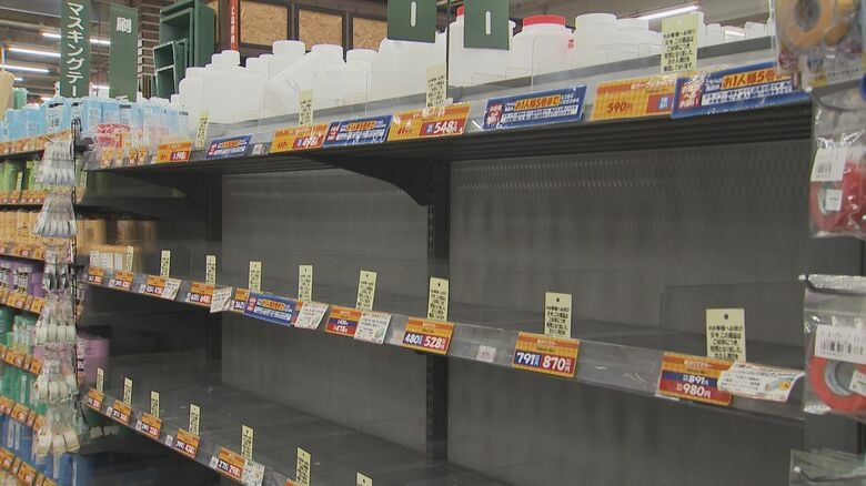 ガラ空きの商品棚