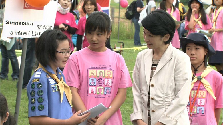 ガールスカウトのキャンプに参加された佳子さま（2010年8月）
