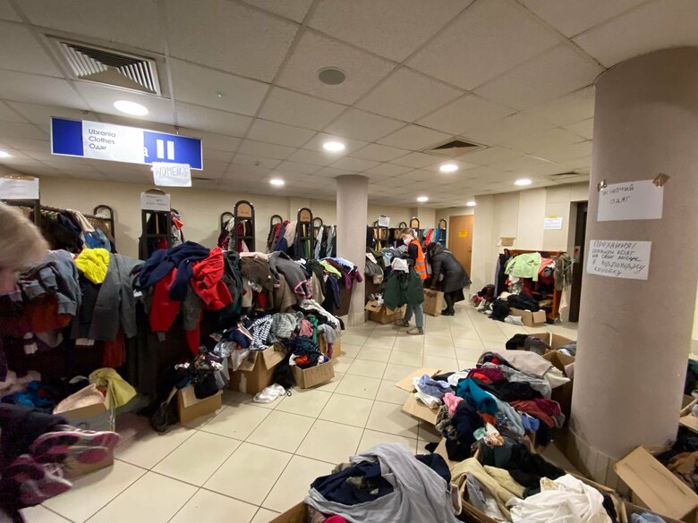 衣服などが運ばれてくるが”ミスマッチ”の問題も生じている