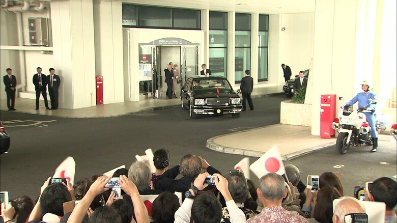 那覇空港に到着された両陛下を出迎える人々（沖縄・那覇市）