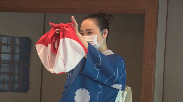 子どもたちに風呂敷の使い方を教える大嶋さん