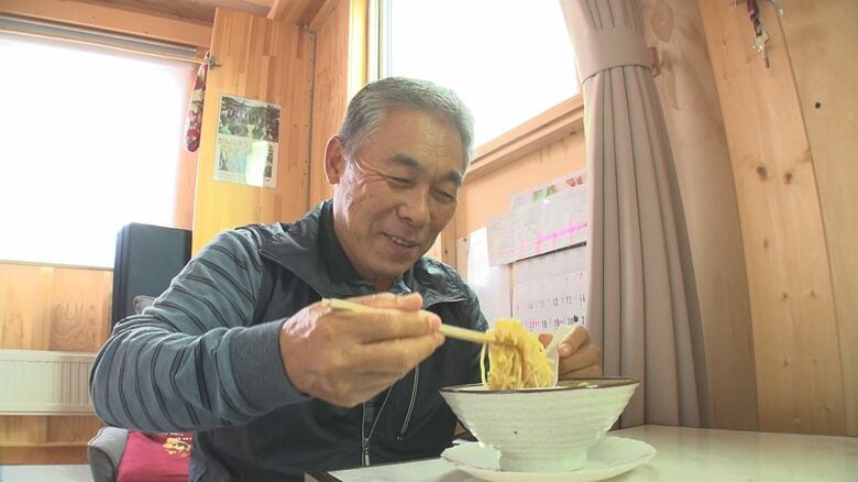支援物資のラーメンを食べる松本さん