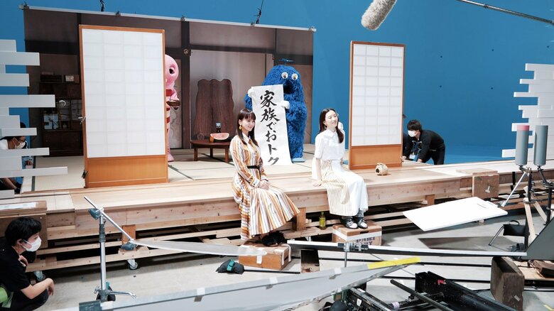 セットの裏には人の姿が…