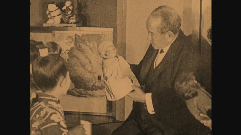 「青い目の人形」を手にした渋沢栄一氏