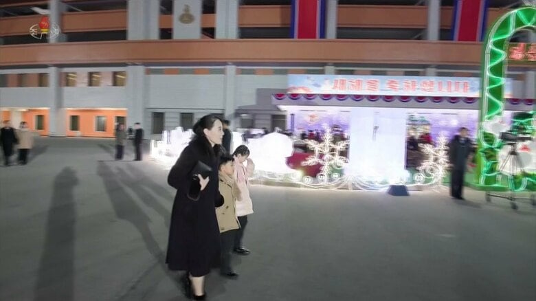 金与正氏の横には男の子と女の子の姿が確認できた（朝鮮中央テレビ・1月1日放送）