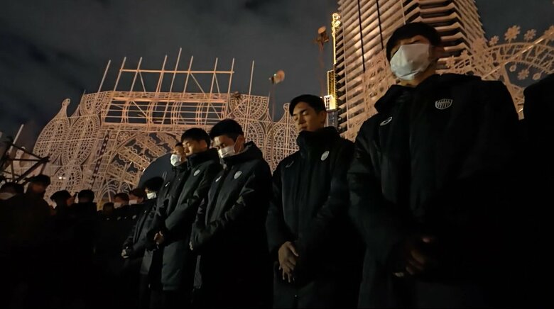 黙祷するヴィッセル神戸の選手たち（2025年1月17日）