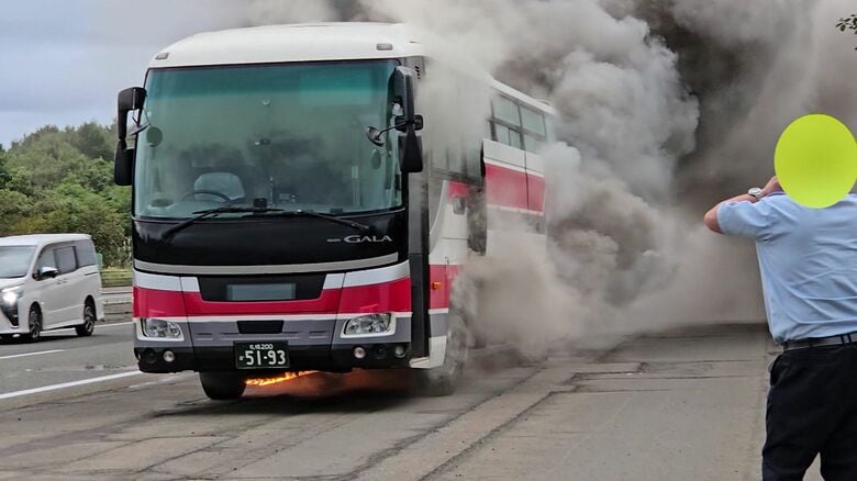 炎上したのは空港連絡バス 撮影：乗客