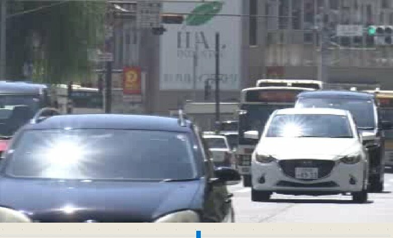 夏の日差しを浴びるクルマ（静岡市内）