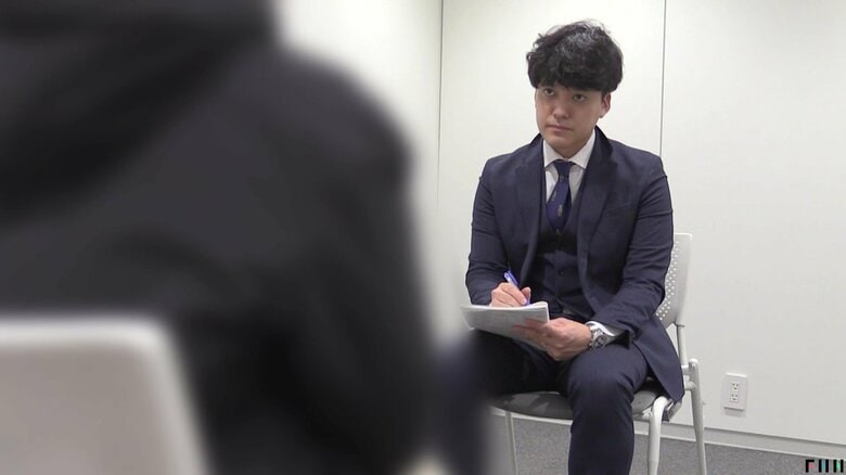 証言した助成金啓発団体の元職員（手前）