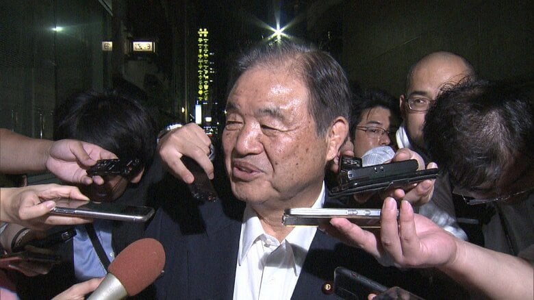 岸田首相と会食後、記者団の取材に応じる自民・遠藤総務会長（4日夜）