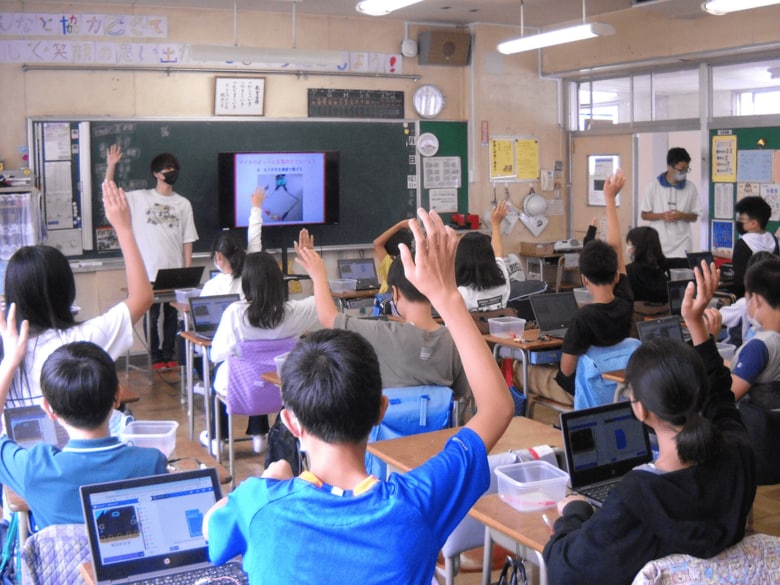 東京高専では地元の小学校にプログラミングの出前授業を行っている