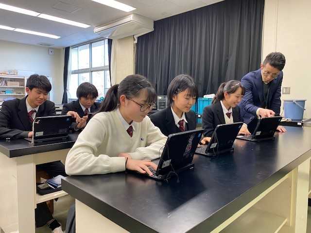 神奈川大学付属高等学校の高校生たち