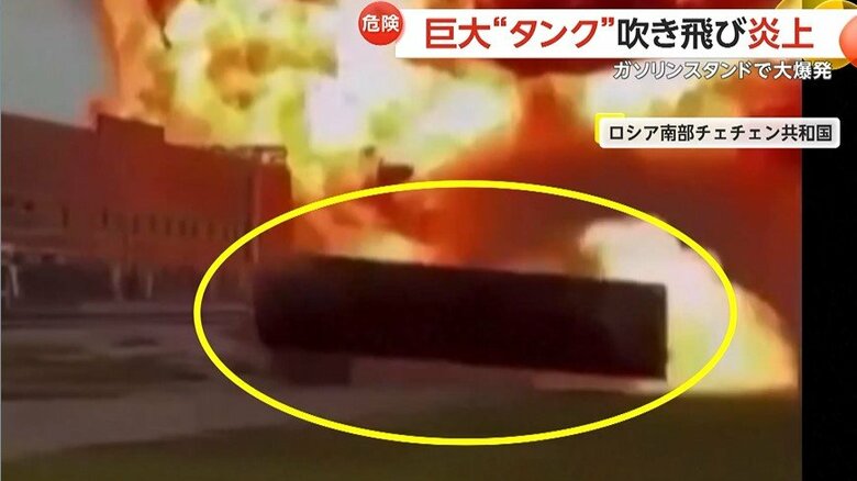 火を噴きながら転がる、筒状の燃料タンクのような巨大な部品