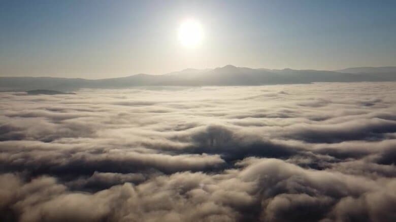 波打つ大海原のような雲海（遠野市の高清水展望台）