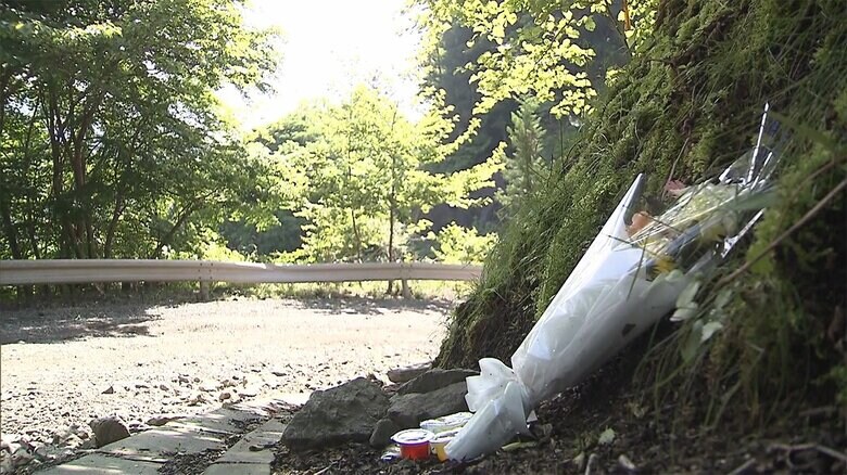 捜索現場の近くには、花が手向けられていた（今年5月 山梨･道志村）