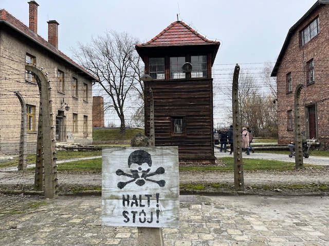 いま光と影がアウシュビッツで交錯している