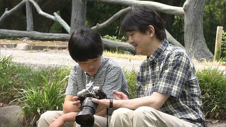 秋篠宮さまからカメラの指導を受ける悠仁さま（2020年）