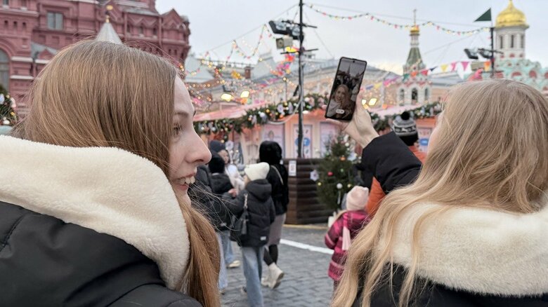 観光名所の赤の広場で“自撮り”する女性たち