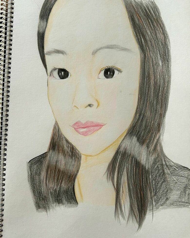 小学3年生の時に描いた母・まなみさんの似顔絵