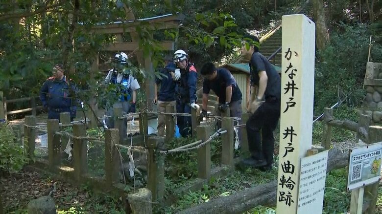 井戸の中での活動を見守る隊員たち