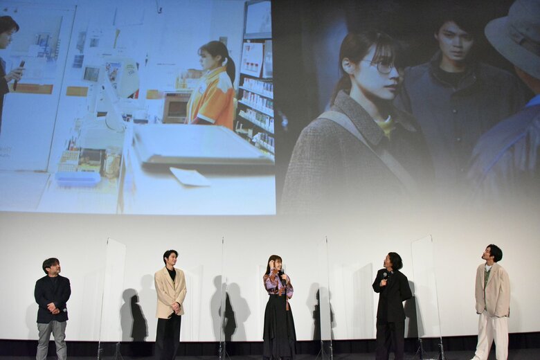 シーンを確認しながら撮影裏トーク