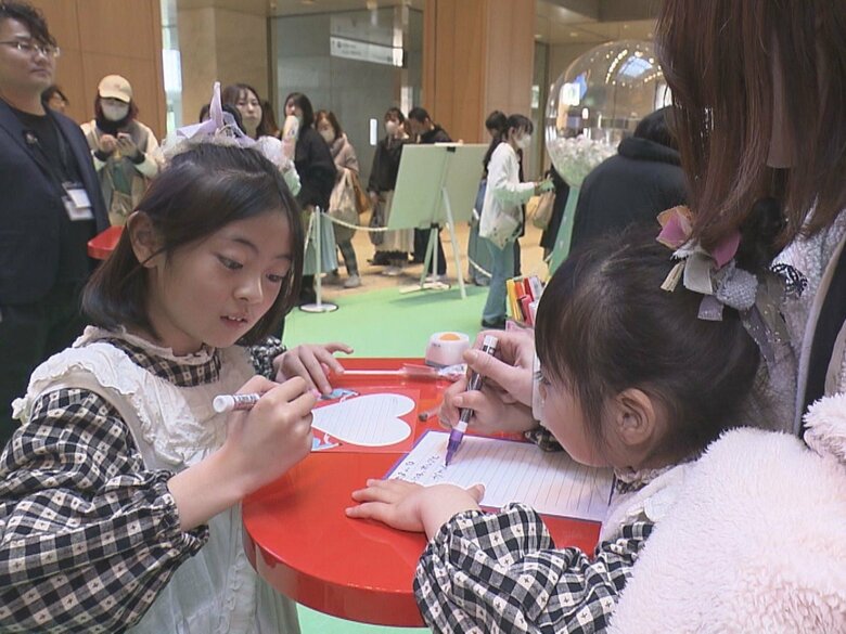 名古屋市中村区の「KITTE名古屋」で開かれている「ズッキュン郵便局」