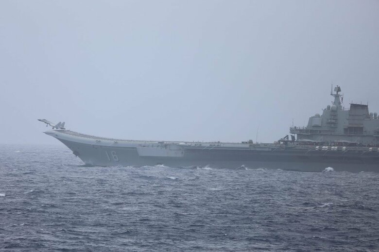 航行中のクズネツォフ級空母「遼寧」（統合幕僚監部提供）