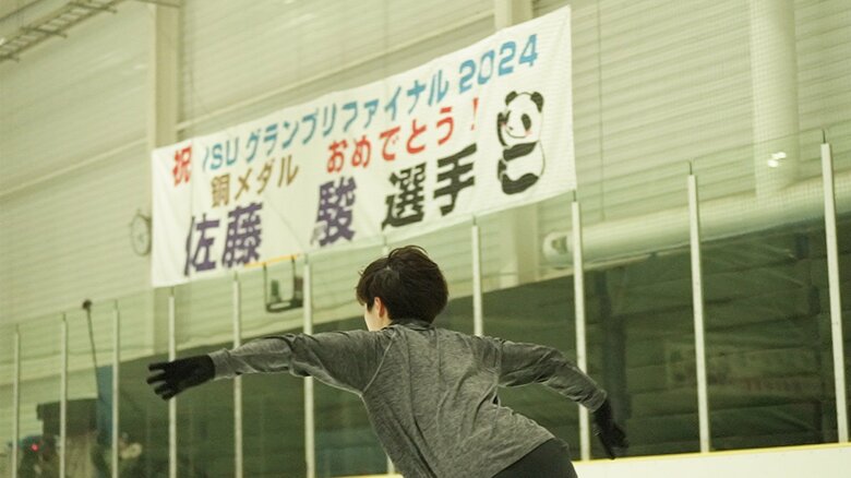 練習場所には「おめでとう」の垂れ幕が