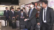 いざ“競争の地”へ…2/1のキャンプインに向け中日の選手らが『ドアラトレイン』で移動 中部空港から沖縄に出発