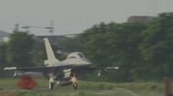 緊迫 道路で軍用機が発着 危機への訓練 最後には清掃活動も