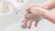 新型コロナは「市販洗剤でも消毒できる」と判明…実生活での注意点を北里大学に聞いた
