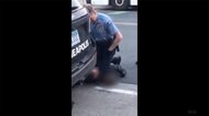白人警察官が首押さえ黒人男性死亡 「人種差別」と抗議デモ