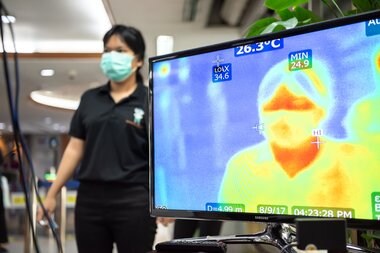 黒髪だと“発熱状態”と判定!? 炎天下からの「サーモ検温」は要注意…業者に対策を聞いた