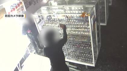 ショーケースを割り…黒ずくめの2人組がポケモンカードなど約150万円相当を盗む　大阪市浪速区