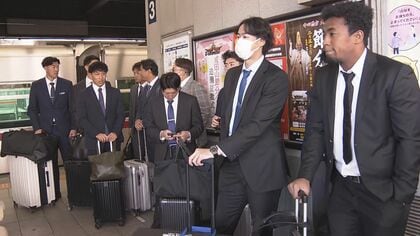 いざ&ldquo;競争の地&rdquo;へ&hellip;2/1のキャンプインに向け中日の選手らが『ドアラトレイン』で移動 中部空港から沖縄に出発
