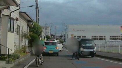 ありえない自転車の危険運転！まさかの急ハンドルで車線に飛び出し対向車と衝突寸前…赤信号を堂々と無視も